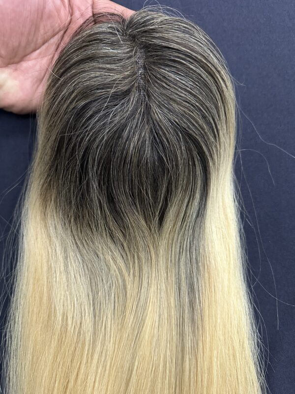 TOPO CABELO HUMANO LOIRO RAIZ ESFUMADA 45CM LINDO PERFEITO - Imagem 2