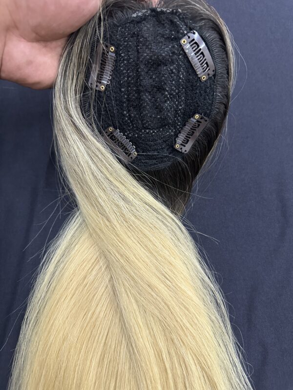 TOPO CABELO HUMANO LOIRO COM RAIZ ESCURA 45CM - Imagem 2